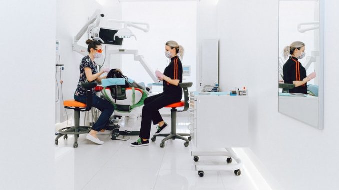vec-nacinov-za-zdravljenje-z-zobnim-implantatom